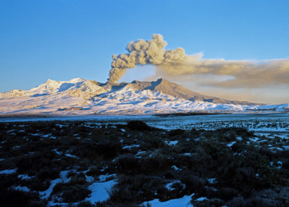 Mount Ruapehu eruption at sunrise 19 June 1995